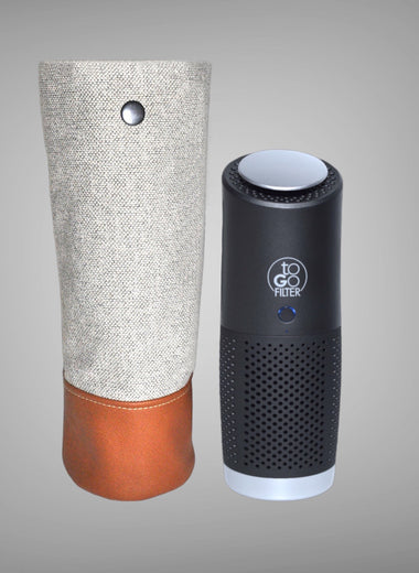 toGo Bag Premium Package eco line umweltfreundliches Material als Schutztasche fuer toGo Filter Luftreiniger schwarz silber mini mit 3-in-1 HEPA-13-Filter, Vorfilter und Aktivkohlefilter, entfernt bis zu 99,95 % von Schadstoffen wie Staub, Pollen, Rauch, Viren, Bakterien, Corona, Grippe, ideal für saubere Luft bei Allergie, Allergikern, Asthma, Asthmatikern, für überall, Batterie mit 3 bis 9 Stunden Laufzeit