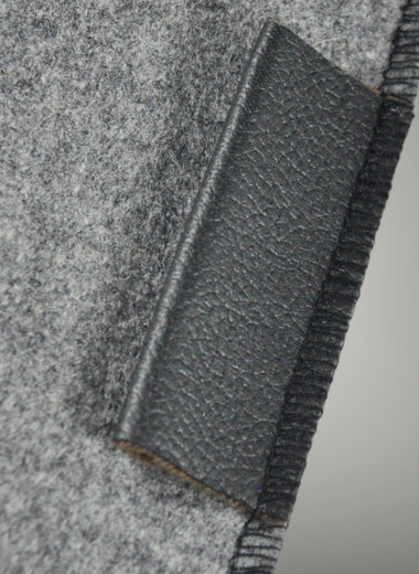 Die toGo Bag Schutztasche in Detailaufnahme mit Kunstleder schützt den toGo Filter mit seinem robusten, wasserabweisenden Filzstoffmaterial. Auch kann die toGo Bag beliebig anders verwendet werden, etwa für zusätzliche Ordnung in der Handtasche oder um Flaschen zu ummanteln.