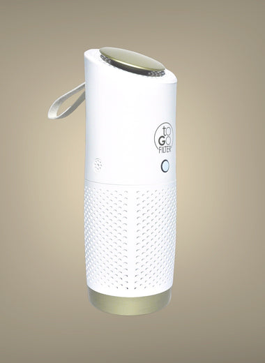 toGo Filter Luftreiniger weiss-gold mini Single Seitenansicht mit 3-in-1 HEPA-13-Filter, Vorfilter und Aktivkohlefilter, entfernt bis zu 99,95 % von Schadstoffen wie Staub, Pollen, Rauch, Viren, Bakterien, Corona, Grippe, ideal für saubere Luft bei Allergie, Allergikern, Asthma, Asthmatikern, für das Büro, Restaurant, Arbeit, Zug, Flugzeug