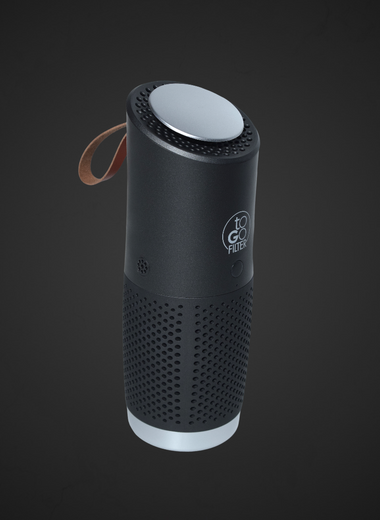 toGo Filter Luftreiniger schwarz-silber mini Single Seitenansicht mit 3-in-1 HEPA-13-Filter, Vorfilter und Aktivkohlefilter, entfernt bis zu 99,95 % von Schadstoffen wie Staub, Pollen, Rauch, Viren, Bakterien, Corona, Grippe, ideal für saubere Luft bei Allergie, Allergikern, Asthma, Asthmatikern, für das Büro, Restaurant, Arbeit, Zug, Flugzeug
