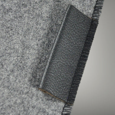 Die toGo Bag Schutztasche in Detailaufnahme mit Kunstleder schützt den toGo Filter mit seinem robusten, wasserabweisenden Filzstoffmaterial. Auch kann die toGo Bag beliebig anders verwendet werden, etwa für zusätzliche Ordnung in der Handtasche oder&nbsp;um Flaschen zu ummanteln.