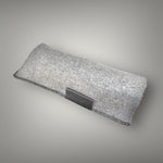 Die toGo Bag Schutztasche in Detailaufnahme mit Kunstleder schützt den toGo Filter Luftreiniger mit seinem robusten, wasserabweisenden Filzstoffmaterial. Auch kann die toGo Bag beliebig anders verwendet werden, etwa für zusätzliche Ordnung in der Handtasche oder&nbsp;um Flaschen zu ummanteln.
