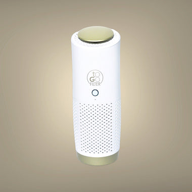toGo Filter Luftreiniger weiss-gold mit 3-in-1 HEPA-13-Filter, Vorfilter und Aktivkohlefilter, entfernt bis zu 99,95 % von Schadstoffen wie Staub, Pollen, Rauch, Viren, Bakterien, Corona, Grippe, ideal für saubere Luft bei Allergie, Allergikern, Asthma, Asthmatikern